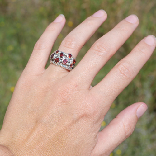 Bague large en argent et 8 petites pierres en Grenat T54