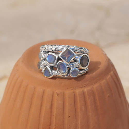 Bague large en argent et 8 petites pierres en Labradorite T52