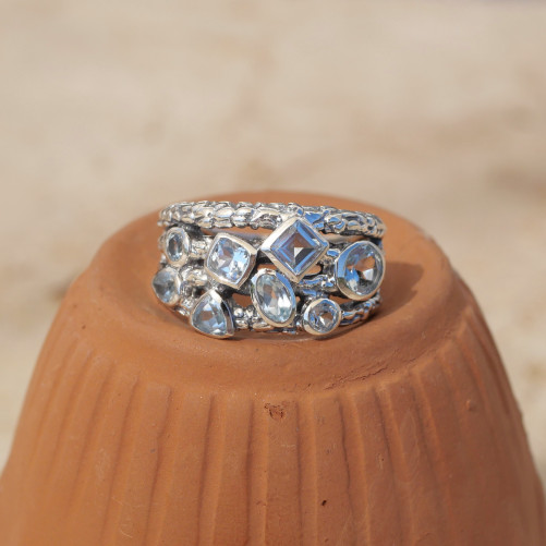 Bague large en argent et 8 petites pierres en Topaze bleue T60
