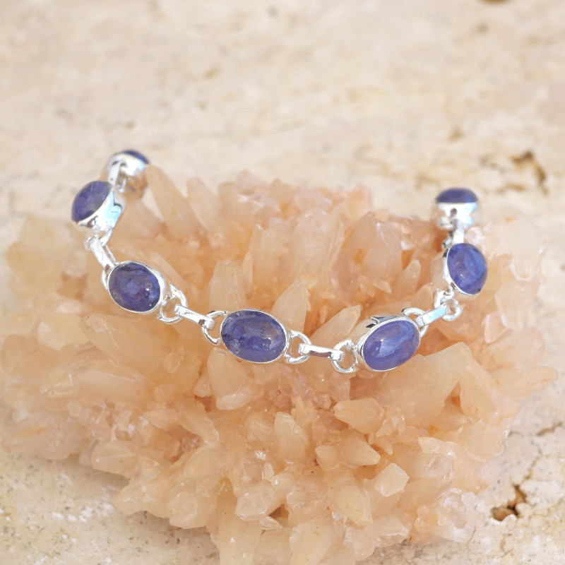 Bracelet fin en argent et 10 pierres ovales en Tanzanite Bracelet fin en argent et 10 pierres ovales en Tanzanite