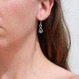 Petites boucles d'oreilles infini en argent et pierre ronde Opale