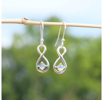 Petites boucles d'oreilles infini en argent et pierre ronde Opale