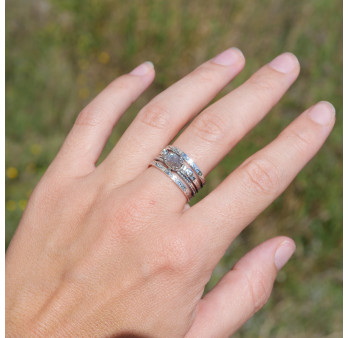 Anneau argent gravé et pierre griffée en Labradorite T59