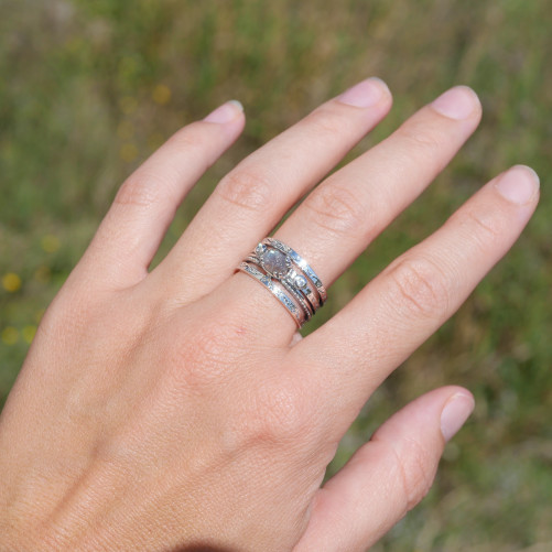 Anneau argent gravé et pierre griffée en Labradorite T59