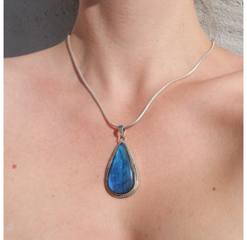 Gros pendentif goutte argent strié et pierre Labradorite