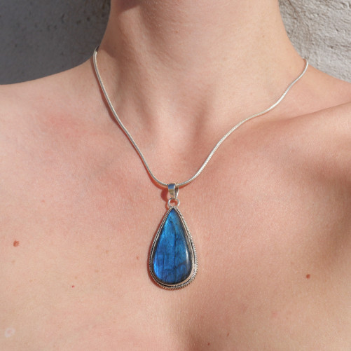 Gros pendentif goutte argent strié et pierre Labradorite