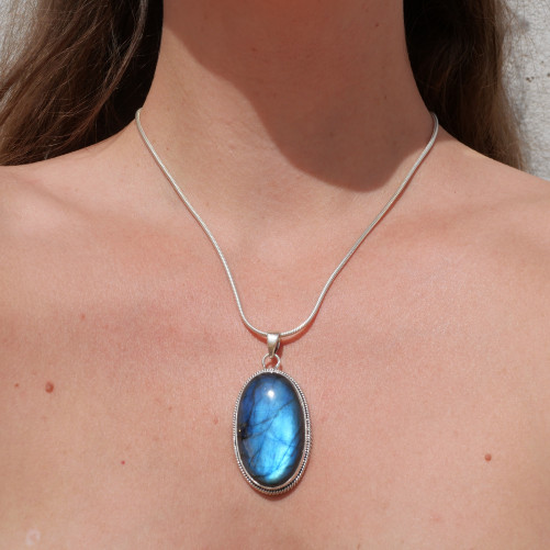 Gros pendentif ovale argent strié et pierre Labradorite
