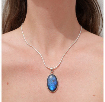 Pendentif ovale en argent et pierre Labradorite