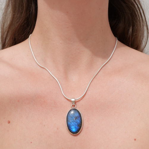 Pendentif ovale en argent et pierre Labradorite
