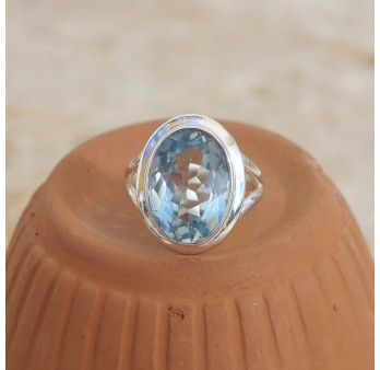 Bague en argent et pierre facettée ovale en Topaze bleue T52