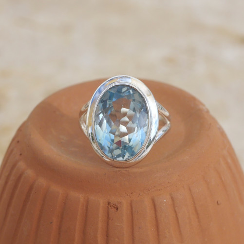 Bague en argent et pierre facettée ovale en Topaze bleue T52