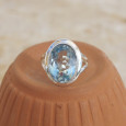 Bague en argent et pierre facettée ovale en Topaze bleue T52