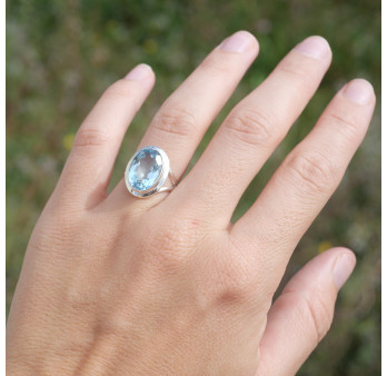 Bague en argent et pierre facettée ovale en Topaze bleue T52