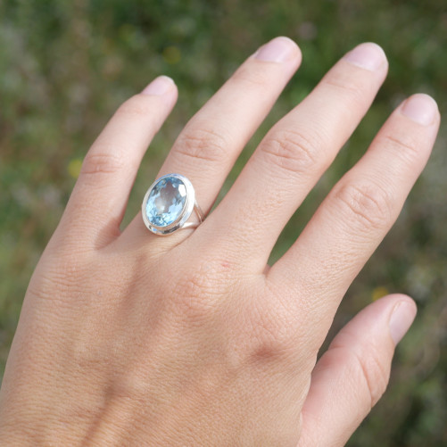 Bague en argent et pierre facettée ovale en Topaze bleue T52