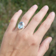 Bague en argent et pierre facettée ovale en Topaze bleue T52
