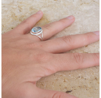 Bague en argent et pierre facettée ovale en Topaze bleue T52
