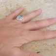 Bague en argent et pierre facettée ovale en Topaze bleue T52