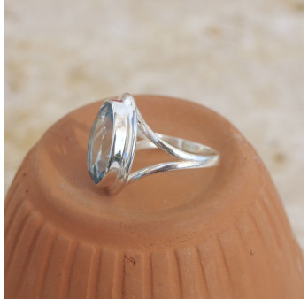 Bague en argent et pierre facettée ovale en Topaze bleue T52