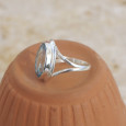 Bague en argent et pierre facettée ovale en Topaze bleue T52