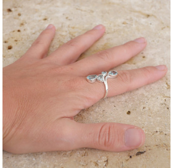 Longue bague 4 pierres gouttes facettées en Topaze bleue et argent T57