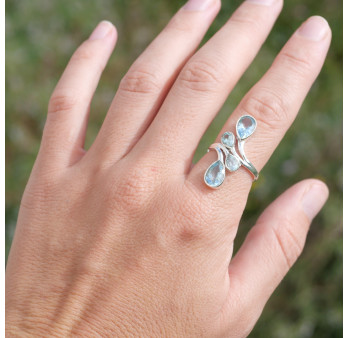 Longue bague 4 pierres gouttes facettées en Topaze bleue et argent T57