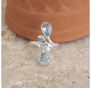 Longue bague 4 pierres gouttes facettées en Topaze bleue et argent T57