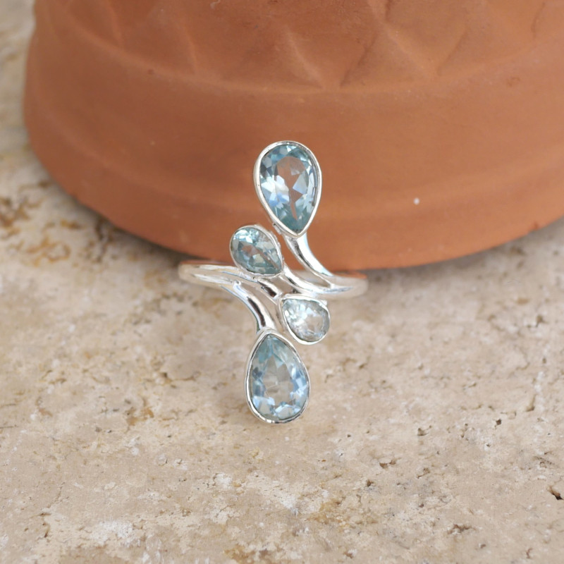 Longue bague 4 pierres gouttes facettées en Topaze bleue et argent T57