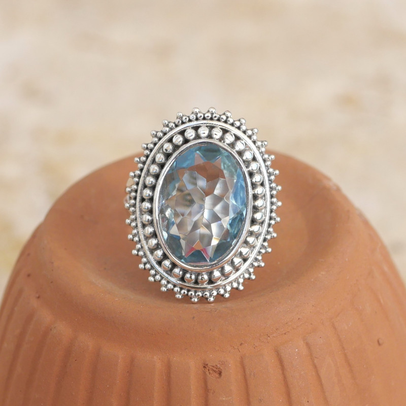 Bague en argent ciselé et pierre ovale Topaze bleue T51