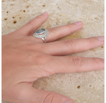 Bague en argent ciselé et pierre ovale Topaze bleue T51