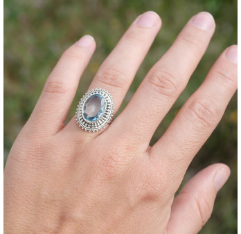 Bague en argent ciselé et pierre ovale Topaze bleue T51