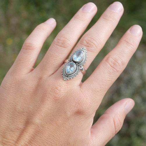 Longue bague 2 pierres Topaze bleue gouttes argent ciselé T56