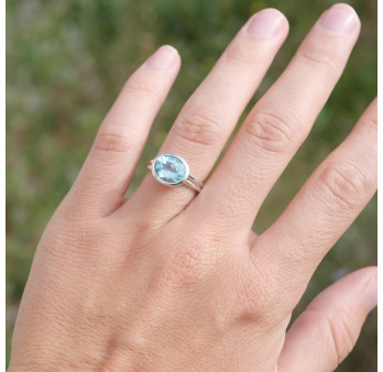 Bague fine argent ajouré et pierre Topaze bleue haute T53