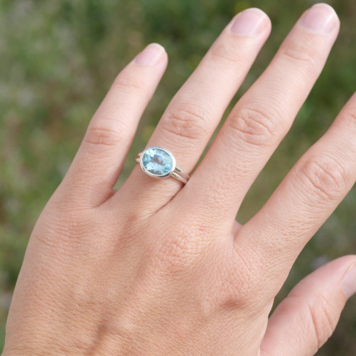 Bague fine argent ajouré et pierre Topaze bleue haute T53