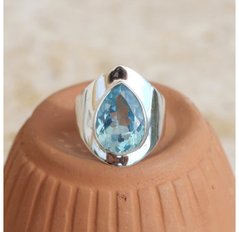 Bague large argent lisse et pierre facettée en Topaze bleue T57/59
