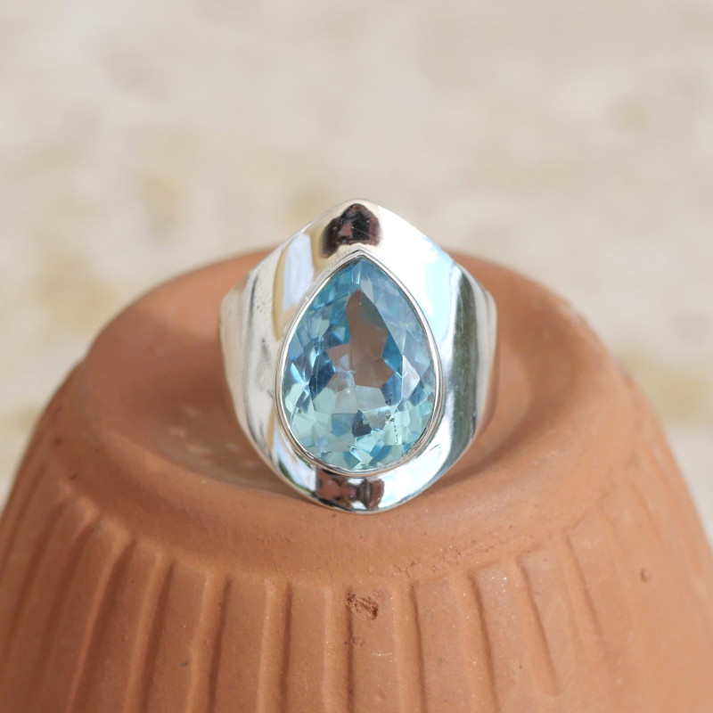 Bague large argent lisse et pierre facettée en Topaze bleue T57/59