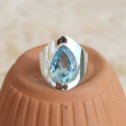 Bague large argent lisse et pierre facettée en Topaze bleue T57/59