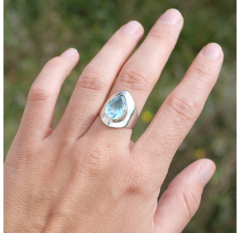 Bague large argent lisse et pierre facettée en Topaze bleue T57/59