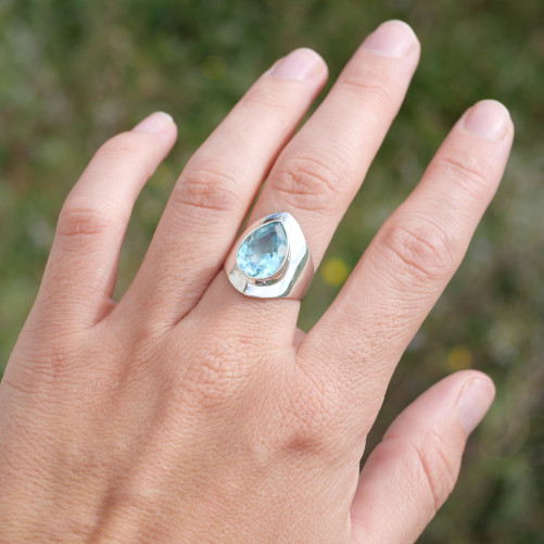 Bague large argent lisse et pierre facettée en Topaze bleue T57/59