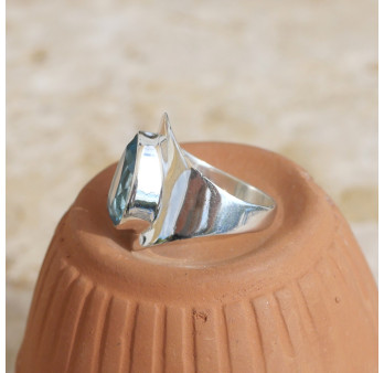 Bague large argent lisse et pierre facettée en Topaze bleue T57/59