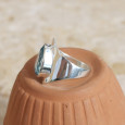 Bague large argent lisse et pierre facettée en Topaze bleue T57/59