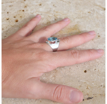 Bague large argent lisse et pierre facettée en Topaze bleue T57/59
