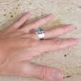 Bague large argent lisse et pierre facettée en Topaze bleue T57/59