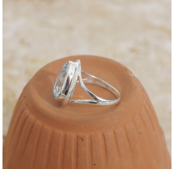 Bague en argent et pierre facettée goutte en Topaze bleue T51