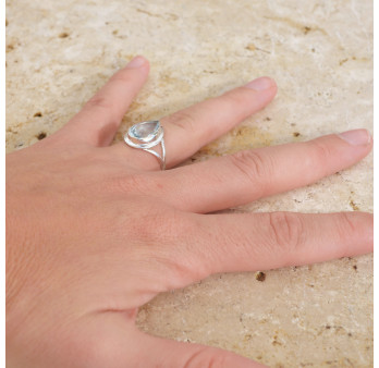 Bague en argent et pierre facettée goutte en Topaze bleue T51