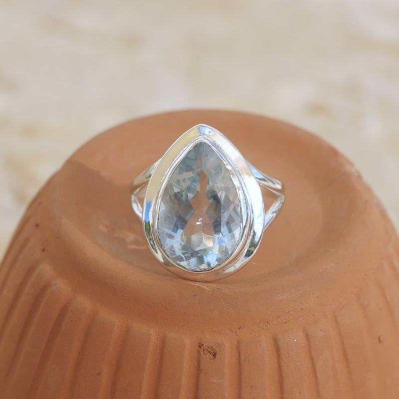Bague en argent et pierre facettée goutte en Topaze bleue T51