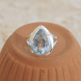 Bague en argent et pierre facettée goutte en Topaze bleue T51