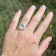 Bague en argent et pierre facettée goutte en Topaze bleue T51