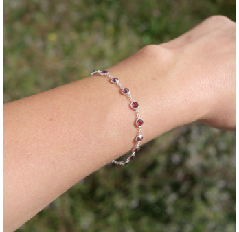 Bracelet fin argent et 14 petites pierres rondes Grenat facettées