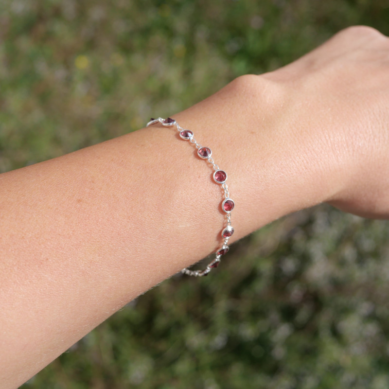 Bracelet fin argent et 14 petites pierres rondes Grenat facettées