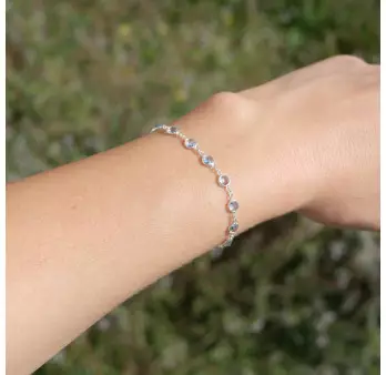 Bracelet fin argent et 14 petites pierres rondes Topaze bleue facettées
